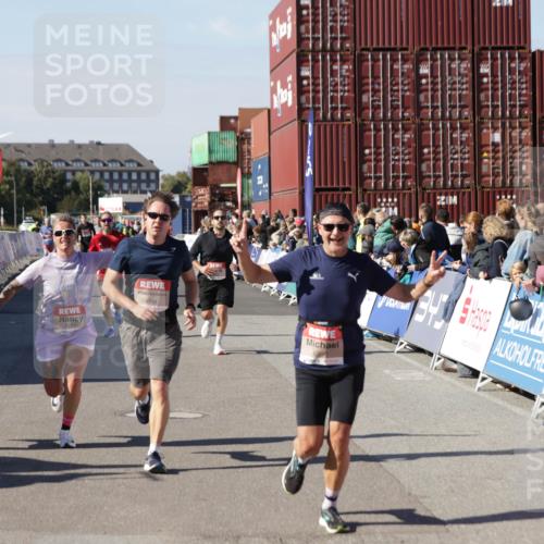 03.10.2025 - Köhlbrandbrückenlauf Jannik Wohlers http://msf.ph/oto/9124251 03.10.2025 13:06:11 Ziel 4504, 4635, 4738, 5096, 6222, 6224, 6323, 6356, 6510, 6850 meine-sportfotos.de