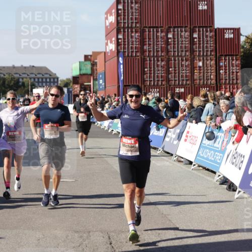 03.10.2025 - Köhlbrandbrückenlauf Jannik Wohlers http://msf.ph/oto/9124261 03.10.2025 13:06:11 Ziel 4504, 4635, 4738, 5096, 6222, 6224, 6323, 6356, 6510, 6850 meine-sportfotos.de