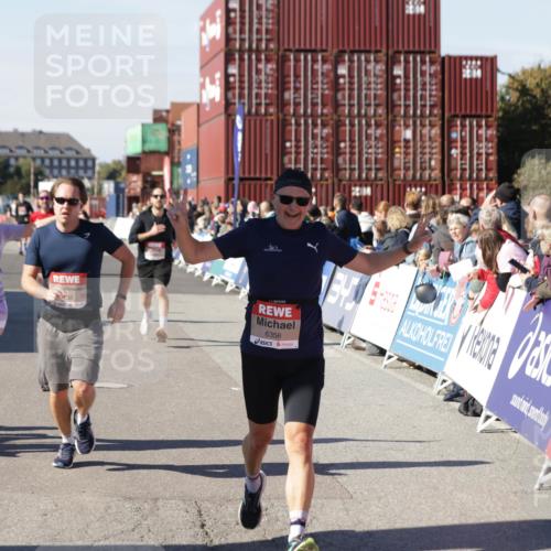 03.10.2025 - Köhlbrandbrückenlauf Jannik Wohlers http://msf.ph/oto/9124280 03.10.2025 13:06:11 Ziel 4504, 4635, 4738, 5096, 6222, 6224, 6323, 6356, 6510, 6850 meine-sportfotos.de