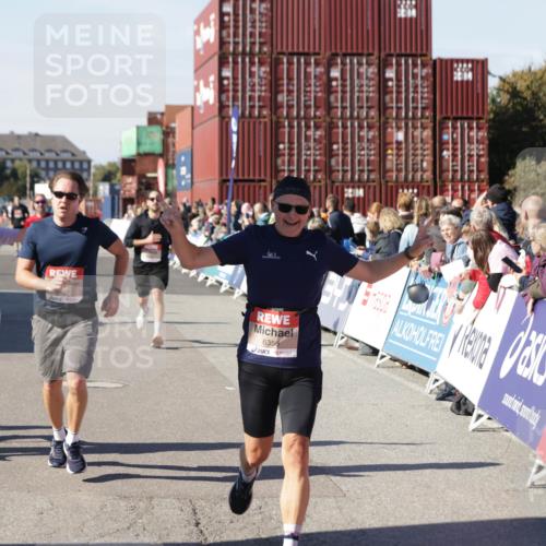 03.10.2025 - Köhlbrandbrückenlauf Jannik Wohlers http://msf.ph/oto/9124283 03.10.2025 13:06:11 Ziel 4504, 4635, 4738, 5096, 6222, 6224, 6323, 6356, 6510, 6850 meine-sportfotos.de