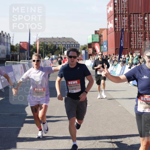 03.10.2025 - Köhlbrandbrückenlauf Jannik Wohlers http://msf.ph/oto/9124294 03.10.2025 13:06:12 Ziel 4504, 4635, 4738, 6222, 6224, 6323, 6356, 6510, 6850 meine-sportfotos.de