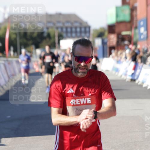 03.10.2025 - Köhlbrandbrückenlauf Jannik Wohlers http://msf.ph/oto/9124362 03.10.2025 13:06:15 Ziel 4504, 4635, 4738, 6222, 6224, 6323, 6356, 6850 meine-sportfotos.de