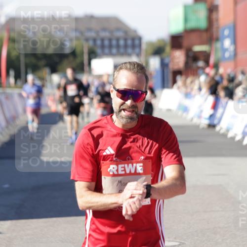 03.10.2025 - Köhlbrandbrückenlauf Jannik Wohlers http://msf.ph/oto/9124364 03.10.2025 13:06:15 Ziel 4504, 4635, 4738, 6222, 6224, 6323, 6356, 6850 meine-sportfotos.de