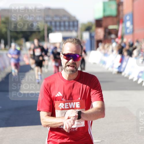03.10.2025 - Köhlbrandbrückenlauf Jannik Wohlers http://msf.ph/oto/9124366 03.10.2025 13:06:16 Ziel 4504, 4635, 4738, 6222, 6224, 6323, 6356, 6850 meine-sportfotos.de