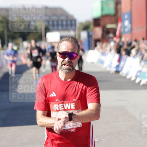 03.10.2025 - Köhlbrandbrückenlauf Jannik Wohlers http://msf.ph/oto/9124369 03.10.2025 13:06:16 Ziel 4504, 4635, 4738, 6222, 6224, 6323, 6356, 6850 meine-sportfotos.de