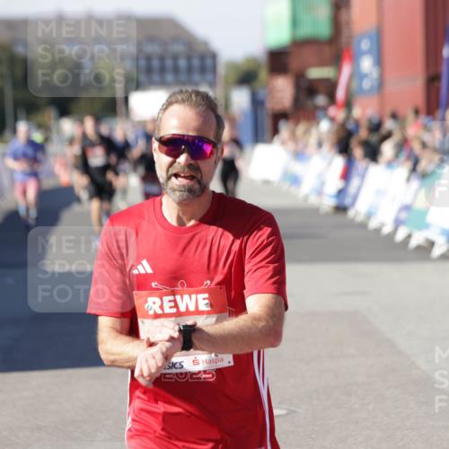 03.10.2025 - Köhlbrandbrückenlauf Jannik Wohlers http://msf.ph/oto/9124371 03.10.2025 13:06:16 Ziel 4504, 4635, 4738, 6222, 6224, 6323, 6356, 6850 meine-sportfotos.de