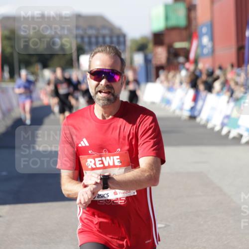 03.10.2025 - Köhlbrandbrückenlauf Jannik Wohlers http://msf.ph/oto/9124374 03.10.2025 13:06:16 Ziel 4504, 4635, 4738, 6222, 6224, 6323, 6356, 6850 meine-sportfotos.de