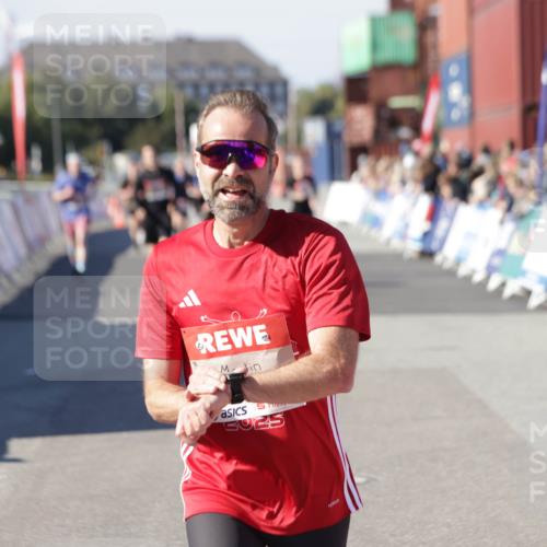 03.10.2025 - Köhlbrandbrückenlauf Jannik Wohlers http://msf.ph/oto/9124376 03.10.2025 13:06:16 Ziel 4504, 4635, 4738, 6222, 6224, 6323, 6356, 6850 meine-sportfotos.de