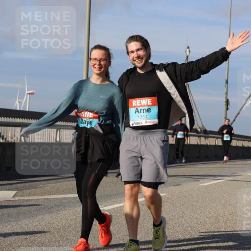 03.10.2025 - Köhlbrandbrückenlauf Strokosch-Dieckow http://msf.ph/oto/9124377 03.10.2025 10:04:48 Position 2 1254 meine-sportfotos.de