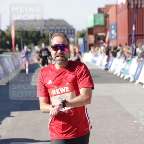 03.10.2025 - Köhlbrandbrückenlauf Jannik Wohlers http://msf.ph/oto/9124379 03.10.2025 13:06:16 Ziel 4504, 4635, 4738, 6222, 6224, 6323, 6356, 6850 meine-sportfotos.de