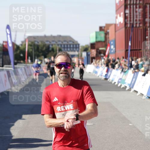 03.10.2025 - Köhlbrandbrückenlauf Jannik Wohlers http://msf.ph/oto/9124384 03.10.2025 13:06:16 Ziel 4504, 4635, 4738, 6222, 6224, 6323, 6356, 6850 meine-sportfotos.de
