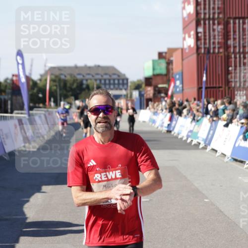 03.10.2025 - Köhlbrandbrückenlauf Jannik Wohlers http://msf.ph/oto/9124388 03.10.2025 13:06:16 Ziel 4504, 4635, 4738, 6222, 6224, 6323, 6356, 6850 meine-sportfotos.de