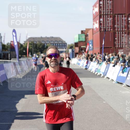 03.10.2025 - Köhlbrandbrückenlauf Jannik Wohlers http://msf.ph/oto/9124389 03.10.2025 13:06:16 Ziel 4504, 4635, 4738, 6222, 6224, 6323, 6356, 6850 meine-sportfotos.de