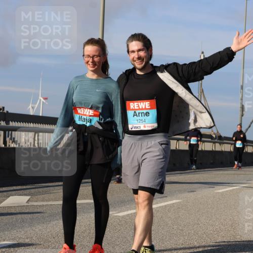03.10.2025 - Köhlbrandbrückenlauf Strokosch-Dieckow http://msf.ph/oto/9124390 03.10.2025 10:04:48 Position 2 1254 meine-sportfotos.de