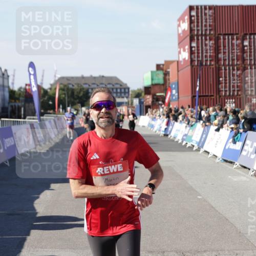 03.10.2025 - Köhlbrandbrückenlauf Jannik Wohlers http://msf.ph/oto/9124391 03.10.2025 13:06:16 Ziel 4504, 4635, 4738, 6222, 6224, 6323, 6356, 6850 meine-sportfotos.de