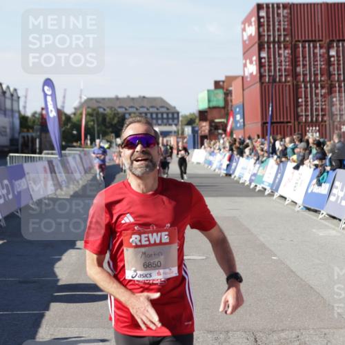 03.10.2025 - Köhlbrandbrückenlauf Jannik Wohlers http://msf.ph/oto/9124401 03.10.2025 13:06:16 Ziel 4504, 4635, 4738, 6222, 6224, 6323, 6356, 6850 meine-sportfotos.de