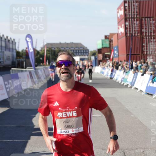 03.10.2025 - Köhlbrandbrückenlauf Jannik Wohlers http://msf.ph/oto/9124406 03.10.2025 13:06:16 Ziel 4504, 4635, 4738, 6222, 6224, 6323, 6356, 6850 meine-sportfotos.de