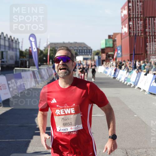 03.10.2025 - Köhlbrandbrückenlauf Jannik Wohlers http://msf.ph/oto/9124408 03.10.2025 13:06:16 Ziel 4504, 4635, 4738, 6222, 6224, 6323, 6356, 6850 meine-sportfotos.de