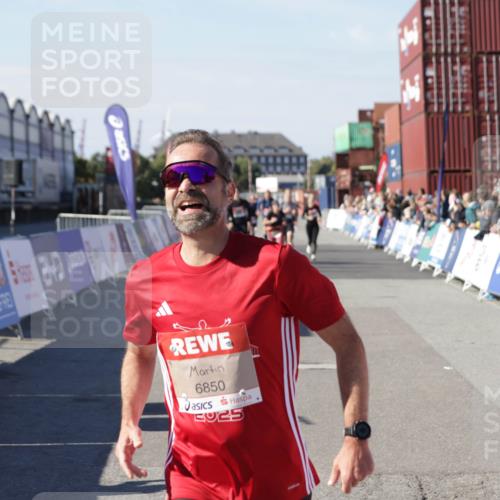 03.10.2025 - Köhlbrandbrückenlauf Jannik Wohlers http://msf.ph/oto/9124410 03.10.2025 13:06:16 Ziel 4504, 4635, 4738, 6222, 6224, 6323, 6356, 6850 meine-sportfotos.de