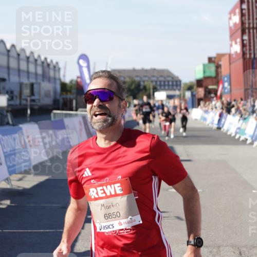 03.10.2025 - Köhlbrandbrückenlauf Jannik Wohlers http://msf.ph/oto/9124417 03.10.2025 13:06:17 Ziel 4504, 4635, 4738, 5641, 6222, 6224, 6323, 6356, 6850 meine-sportfotos.de