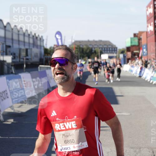 03.10.2025 - Köhlbrandbrückenlauf Jannik Wohlers http://msf.ph/oto/9124419 03.10.2025 13:06:17 Ziel 4504, 4635, 4738, 5641, 6222, 6224, 6323, 6356, 6850 meine-sportfotos.de