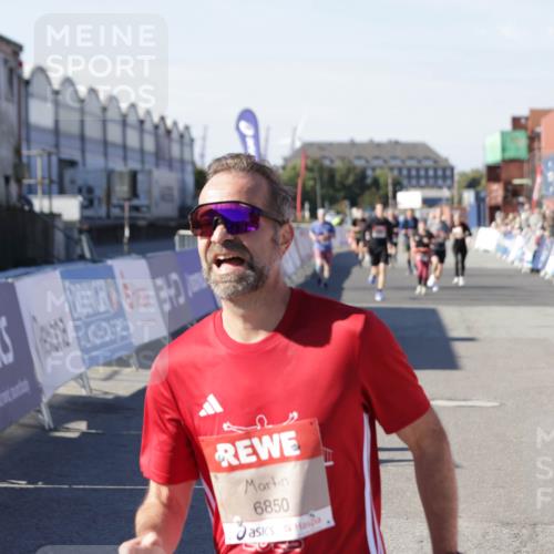 03.10.2025 - Köhlbrandbrückenlauf Jannik Wohlers http://msf.ph/oto/9124421 03.10.2025 13:06:17 Ziel 4504, 4635, 4738, 5641, 6222, 6224, 6323, 6356, 6850 meine-sportfotos.de
