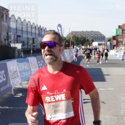 03.10.2025 - Köhlbrandbrückenlauf Jannik Wohlers http://msf.ph/oto/9124423 03.10.2025 13:06:17 Ziel 4504, 4635, 4738, 5641, 6222, 6224, 6323, 6356, 6850 meine-sportfotos.de