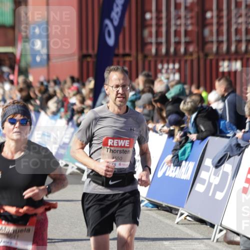 03.10.2025 - Köhlbrandbrückenlauf Jannik Wohlers http://msf.ph/oto/9124435 03.10.2025 13:06:23 Ziel 4124, 4550, 4658, 4659, 5563, 5641, 5970, 6193, 6323, 6850 meine-sportfotos.de