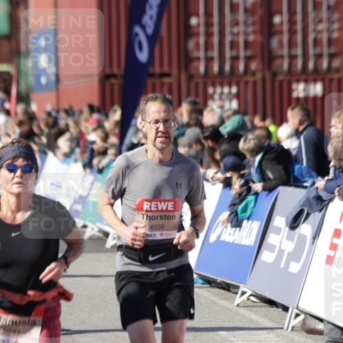 03.10.2025 - Köhlbrandbrückenlauf Jannik Wohlers http://msf.ph/oto/9124437 03.10.2025 13:06:23 Ziel 4124, 4550, 4658, 4659, 5563, 5641, 5970, 6193, 6323, 6850 meine-sportfotos.de