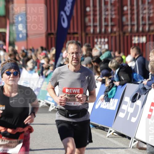 03.10.2025 - Köhlbrandbrückenlauf Jannik Wohlers http://msf.ph/oto/9124440 03.10.2025 13:06:23 Ziel 4124, 4550, 4658, 4659, 5563, 5641, 5970, 6193, 6323, 6850 meine-sportfotos.de