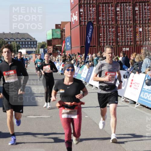 03.10.2025 - Köhlbrandbrückenlauf Jannik Wohlers http://msf.ph/oto/9124451 03.10.2025 13:06:23 Ziel 4124, 4550, 4658, 4659, 5563, 5641, 5970, 6193, 6323, 6850 meine-sportfotos.de