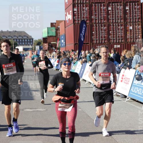 03.10.2025 - Köhlbrandbrückenlauf Jannik Wohlers http://msf.ph/oto/9124458 03.10.2025 13:06:24 Ziel 4124, 4396, 4550, 4658, 4659, 5563, 5641, 5970, 6193, 6850 meine-sportfotos.de