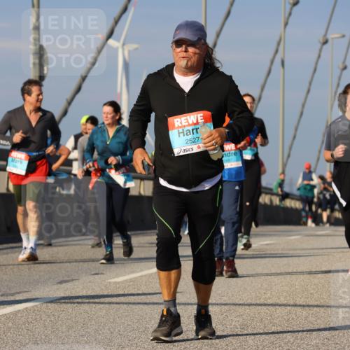 03.10.2025 - Köhlbrandbrückenlauf Strokosch-Dieckow http://msf.ph/oto/9124467 03.10.2025 10:05:04 Position 2 2527, 2487 meine-sportfotos.de