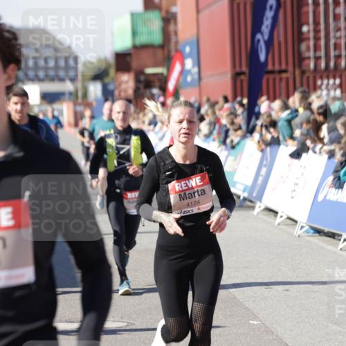 03.10.2025 - Köhlbrandbrückenlauf Jannik Wohlers http://msf.ph/oto/9124506 03.10.2025 13:06:25 Ziel 4124, 4396, 4550, 4658, 4659, 5563, 5641, 5970, 6193, 6850 meine-sportfotos.de
