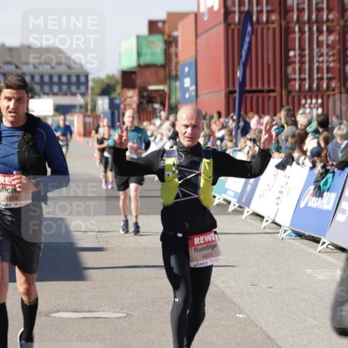 03.10.2025 - Köhlbrandbrückenlauf Jannik Wohlers http://msf.ph/oto/9124562 03.10.2025 13:06:27 Ziel 4015, 4122, 4124, 4396, 4550, 4658, 4659, 5563, 5641, 5970, 6193 meine-sportfotos.de