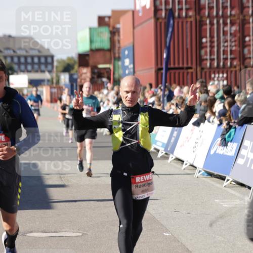 03.10.2025 - Köhlbrandbrückenlauf Jannik Wohlers http://msf.ph/oto/9124565 03.10.2025 13:06:27 Ziel 4015, 4122, 4124, 4396, 4550, 4658, 4659, 5563, 5641, 5970, 6193 meine-sportfotos.de