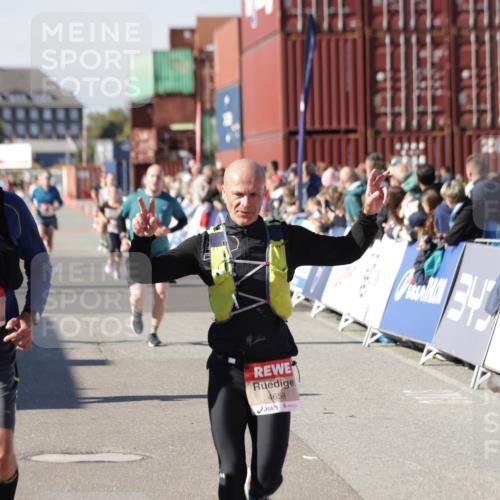 03.10.2025 - Köhlbrandbrückenlauf Jannik Wohlers http://msf.ph/oto/9124574 03.10.2025 13:06:27 Ziel 4015, 4122, 4124, 4396, 4550, 4658, 4659, 5563, 5641, 5970, 6193 meine-sportfotos.de