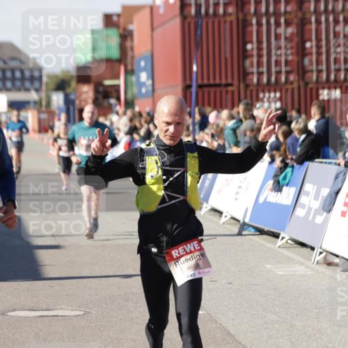 03.10.2025 - Köhlbrandbrückenlauf Jannik Wohlers http://msf.ph/oto/9124583 03.10.2025 13:06:28 Ziel 4015, 4122, 4124, 4396, 4550, 4658, 4659, 5563, 5641, 5970, 6193 meine-sportfotos.de