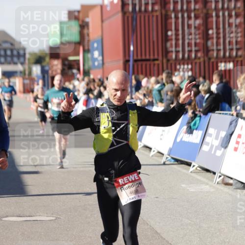 03.10.2025 - Köhlbrandbrückenlauf Jannik Wohlers http://msf.ph/oto/9124587 03.10.2025 13:06:28 Ziel 4015, 4122, 4124, 4396, 4550, 4658, 4659, 5563, 5641, 5970, 6193 meine-sportfotos.de