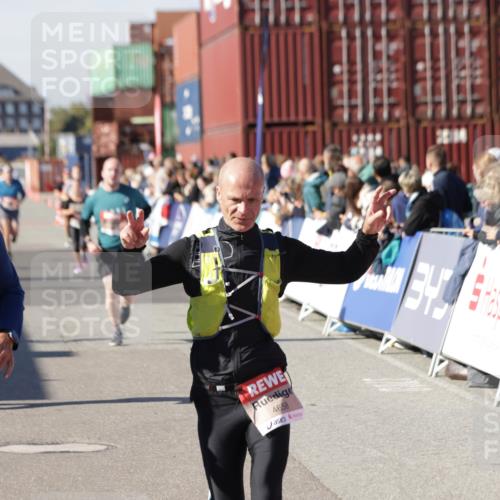 03.10.2025 - Köhlbrandbrückenlauf Jannik Wohlers http://msf.ph/oto/9124592 03.10.2025 13:06:28 Ziel 4015, 4122, 4124, 4396, 4550, 4658, 4659, 5563, 5641, 5970, 6193 meine-sportfotos.de