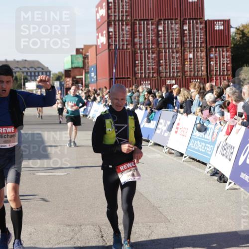 03.10.2025 - Köhlbrandbrückenlauf Jannik Wohlers http://msf.ph/oto/9124611 03.10.2025 13:06:28 Ziel 4015, 4122, 4124, 4396, 4550, 4658, 4659, 5563, 5641, 5970, 6193 meine-sportfotos.de