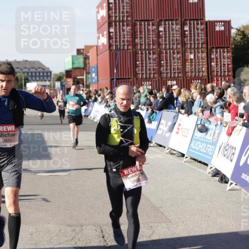 03.10.2025 - Köhlbrandbrückenlauf Jannik Wohlers http://msf.ph/oto/9124621 03.10.2025 13:06:28 Ziel 4015, 4122, 4124, 4396, 4550, 4658, 4659, 5563, 5641, 5970, 6193 meine-sportfotos.de
