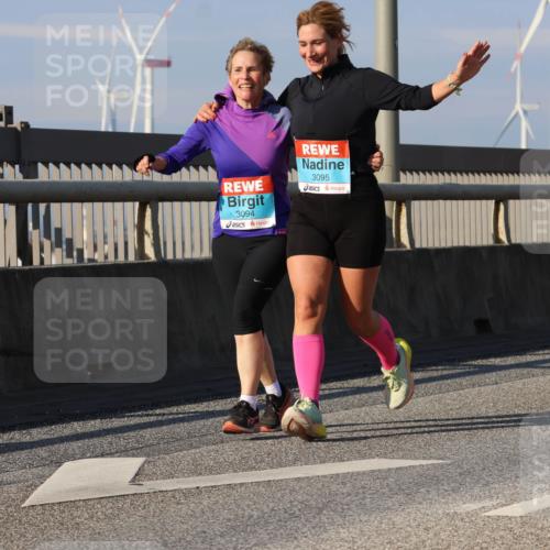 03.10.2025 - Köhlbrandbrückenlauf Strokosch-Dieckow http://msf.ph/oto/9124846 03.10.2025 10:06:14 Position 2 3094, 3095 meine-sportfotos.de