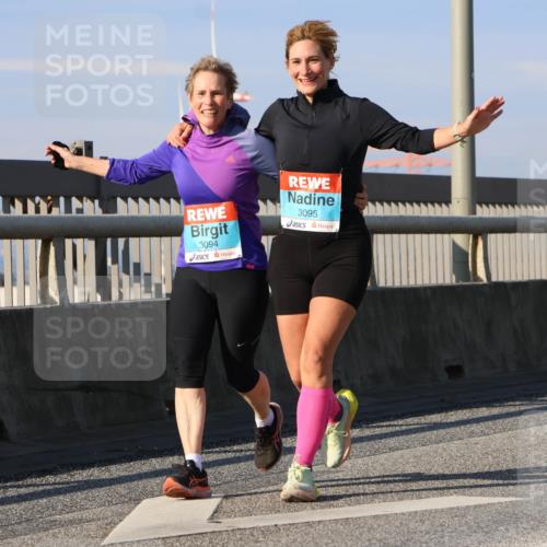 03.10.2025 - Köhlbrandbrückenlauf Strokosch-Dieckow http://msf.ph/oto/9124870 03.10.2025 10:06:14 Position 2 3094, 3095 meine-sportfotos.de