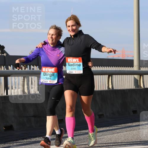03.10.2025 - Köhlbrandbrückenlauf Strokosch-Dieckow http://msf.ph/oto/9124898 03.10.2025 10:06:14 Position 2 3094, 3095 meine-sportfotos.de