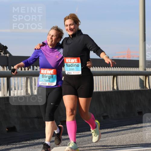 03.10.2025 - Köhlbrandbrückenlauf Strokosch-Dieckow http://msf.ph/oto/9124901 03.10.2025 10:06:14 Position 2 3094, 3095 meine-sportfotos.de