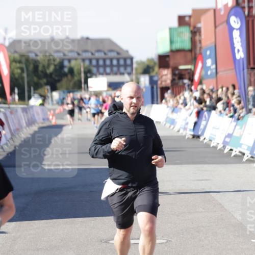03.10.2025 - Köhlbrandbrückenlauf Jannik Wohlers http://msf.ph/oto/9124985 03.10.2025 13:06:42 Ziel 4015, 4026, 4122, 4151, 4312, 4405, 5798, 5971, 6056, 6061, 6089, 6256, 6721 meine-sportfotos.de
