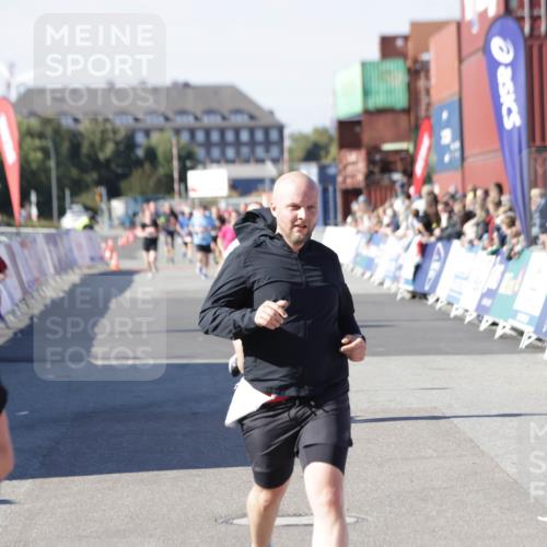 03.10.2025 - Köhlbrandbrückenlauf Jannik Wohlers http://msf.ph/oto/9124988 03.10.2025 13:06:42 Ziel 4015, 4026, 4122, 4151, 4312, 4405, 5798, 5971, 6056, 6061, 6089, 6256, 6721 meine-sportfotos.de