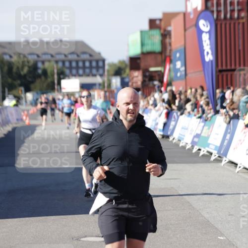 03.10.2025 - Köhlbrandbrückenlauf Jannik Wohlers http://msf.ph/oto/9124996 03.10.2025 13:06:43 Ziel 4026, 4151, 4312, 4405, 5798, 5971, 6056, 6061, 6089, 6256, 6721 meine-sportfotos.de