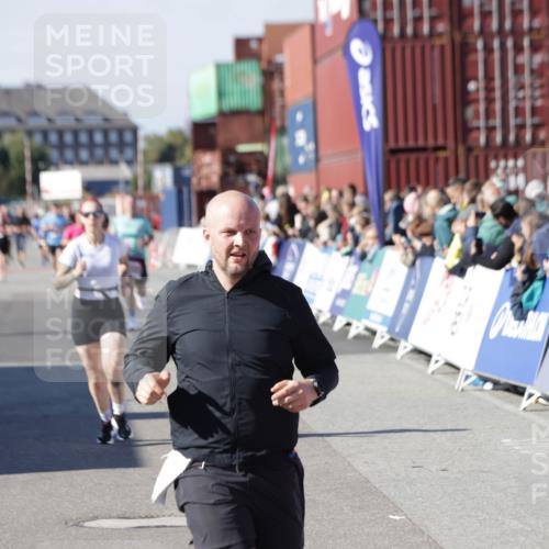 03.10.2025 - Köhlbrandbrückenlauf Jannik Wohlers http://msf.ph/oto/9125007 03.10.2025 13:06:43 Ziel 4026, 4151, 4312, 4405, 5798, 5971, 6056, 6061, 6089, 6256, 6721 meine-sportfotos.de